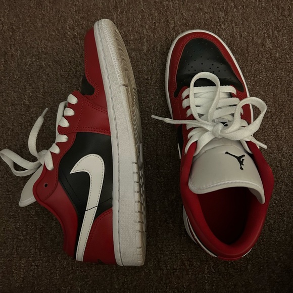 Woman’s Jordan 1 Low Chicago - Picture 3 of 8